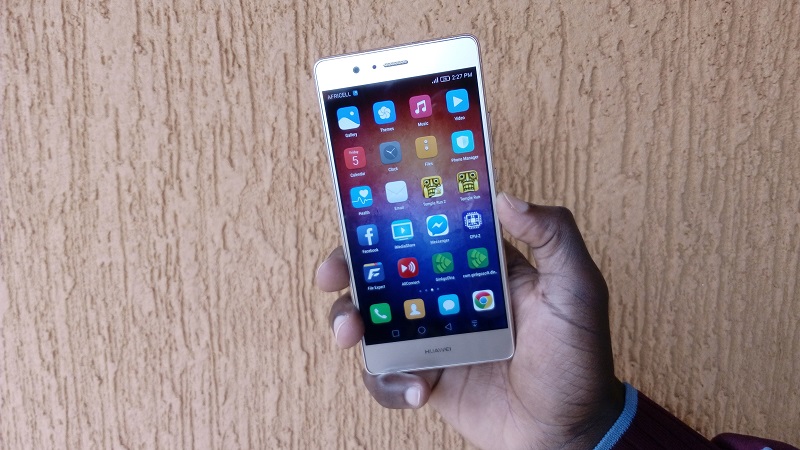 Huawei P9 Lite in hand