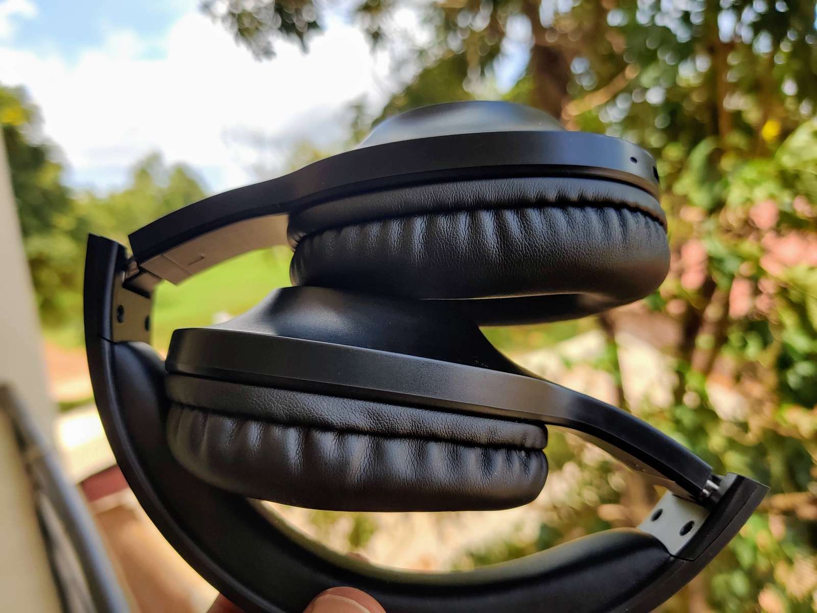 H10 Wireless Headphones Review The Battery Champ Dignited