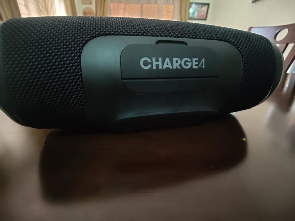 JBL Charge 4 review: outdoor speaker besides the pool - Dignited