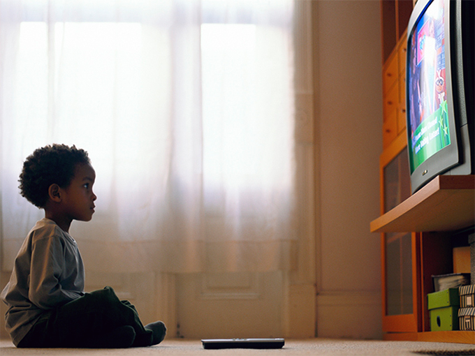 kid_watching_tv